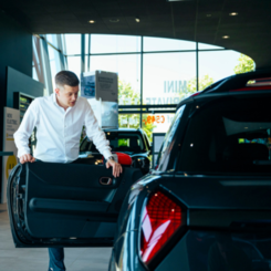 Lennart Schulenberg is manager MINI bij Oostland BMW Enschede